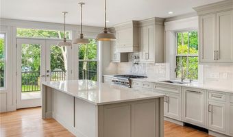28 Mount Vernon St, Newport, RI 02840