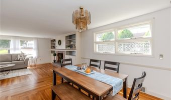 22 Whitewood Dr, Cranston, RI 02920