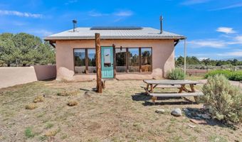 77 North Rd, Carson, NM 87517