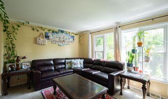 51 Aspen Cir, Albany, NY 12208