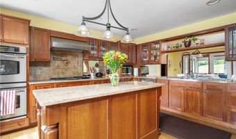 18 Valley Stream Dr, Cumberland, RI 02864