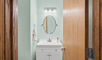 814 SE Uehlamar Dr, Ankeny, IA 50021