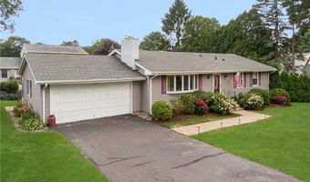68 Birchwood Dr, Narragansett, RI 02882