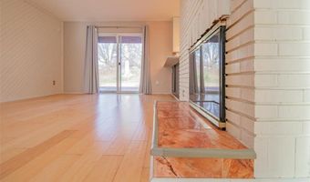 507 Glenmeadow Dr, Ballwin, MO 63011