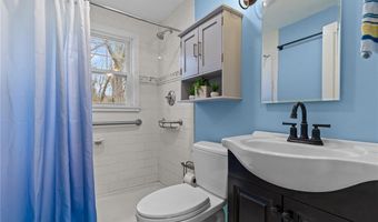 4 Sherbrooke Rd, Barrington, RI 02806