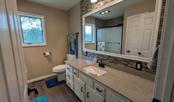 821 Country Club Dr, Akron, IA 51001
