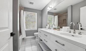 97 Oak Ln, Amagansett, NY 11937