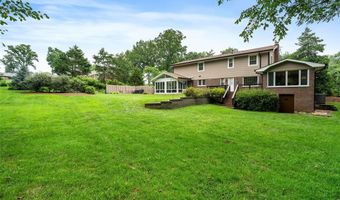 21 Meadowbrook Country Club Est, Ballwin, MO 63011