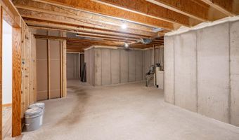 1415 Birchwood Ln, Aberdeen, SD 57401