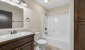 814 Curt Felt Dr, Alexandria, MN 56308