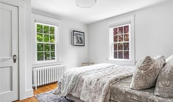 7 Florence Ave, Newport, RI 02840