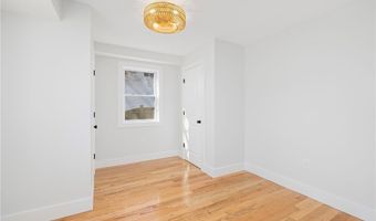 11 Gunning Ct, Middletown, RI 02842