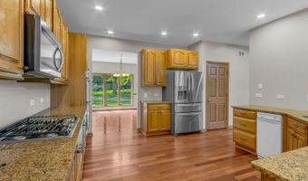 2 Echowood Dr, Algonquin, IL 60102