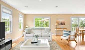 8 Green Acres Dr, Narragansett, RI 02882