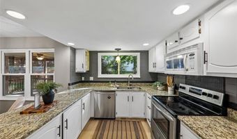 800 Eaglebrooke Dr, Ballwin, MO 63021