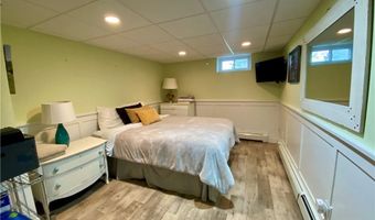 182 Newport Ave, Middletown, RI 02842