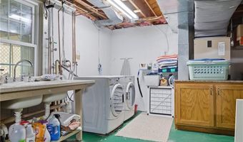 27 Old Meadow Ln, Cumberland, RI 02864