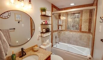 2421 Woodcrest Dr, Alton, IL 62002