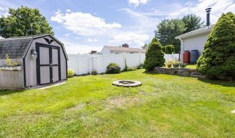 21 Beacon St, Johnston, RI 02919