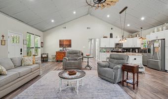 125 Rolling Hills Blvd, Alvord, TX 76225