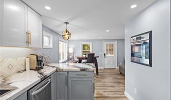 137 Overlook Dr, Warwick, RI 02818
