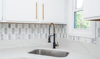 6438 KNOLL HILL Dr, Berlin, MD 21811