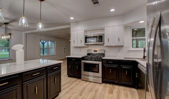 996 Hacienda Dr, Benton, AR 72019