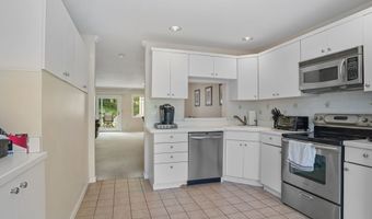 11 Boulevard Dr 10-44, Danbury, CT 06810