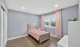 24 W Berkley Dr, Arlington Heights, IL 60004