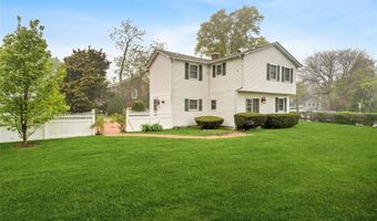 4 Coles Ave, Amityville, NY 11701