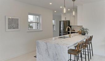 2501 CREST St, Alexandria, VA 22302
