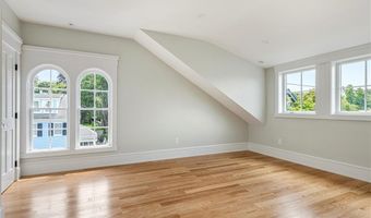 28 Mount Vernon St, Newport, RI 02840