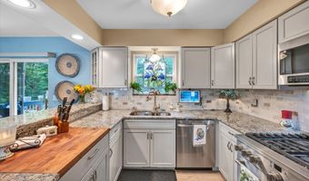 21 Lakeview Dr, Branford, CT 06405
