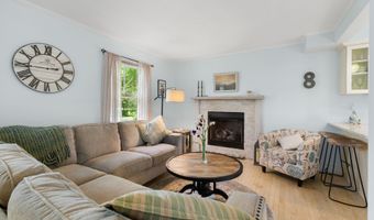 8 Maple Ave, Clinton, CT 06413