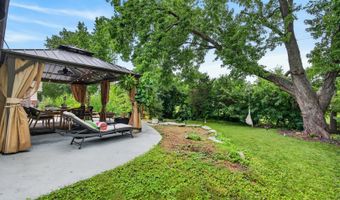 2843 S Briarwood Dr E, Arlington Heights, IL 60005