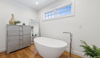 617 Avenue E, Bayonne, NJ 07002