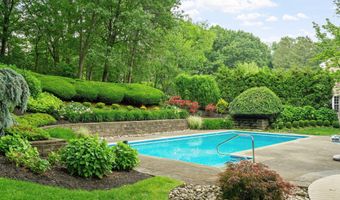 17 Greyledge Dr, Albany, NY 12211