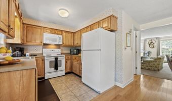 64 Colonial Vlg, Falmouth, ME 04105