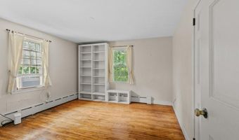 8 North Dr, Middletown, RI 02842