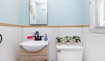 8 Andover Rd, Beverly, MA 01915