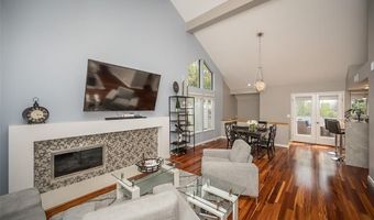 1878 Ridgeview Circle Dr, Ballwin, MO 63021
