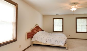 125 E WAYFARER Ln, Appleton, WI 54913