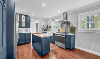 8 Lakeview Rd, Brookfield, CT 06804