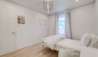 8 CARRIAGE HOUSE Cir, Alexandria, VA 22304