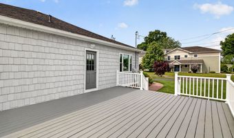6 Harbor Pkwy, Clinton, CT 06413