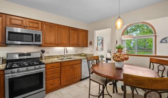 1937 N Coldspring Rd, Arlington Heights, IL 60004
