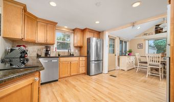 16 Raymond Pl, Cromwell, CT 06416