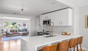 70 Baldwin Orchard Dr, Cranston, RI 02920