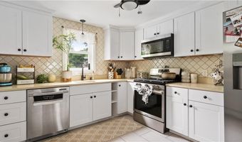 162 Thatcher St, East Providence, RI 02916