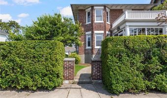 26 Narragansett Ave, Newport, RI 02840